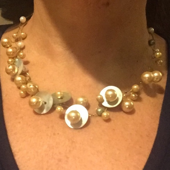 Artisan-made mother of pearl & gold wire necklace - Picture 2 of 8